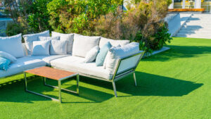 Gazon synthétique : une solution durable pour un extérieur toujours impeccable