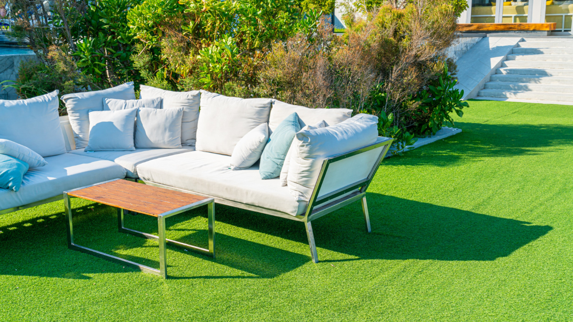 Gazon synthétique : une solution durable pour un extérieur toujours impeccable